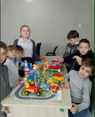 Продолжает свою работу кружок &amp;quot;Лего - land&amp;quot;.