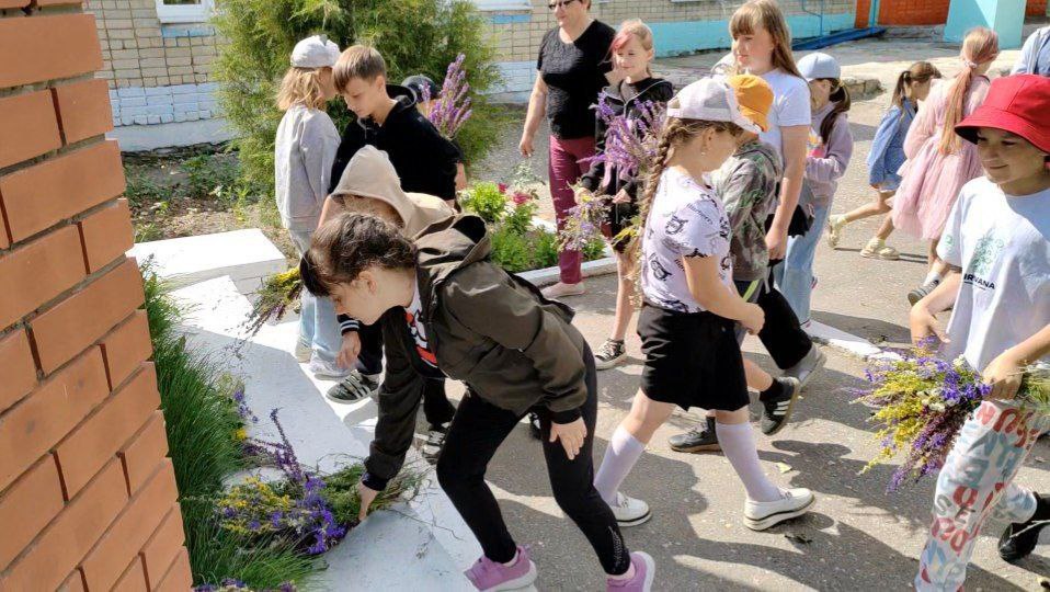 Митинг у памятника воинам Великой Отечественной войны.