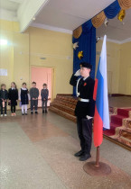 Новая учебная неделя в нашей школе началась традиционно с поднятия флага и исполнение гимна РФ..
