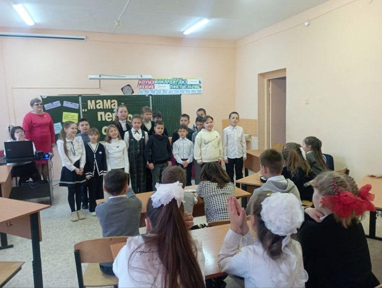 «Мама — первое слово!» – так звучала тема литературной гостиной для учащихся начальной школы, посвящённая Дню матери..